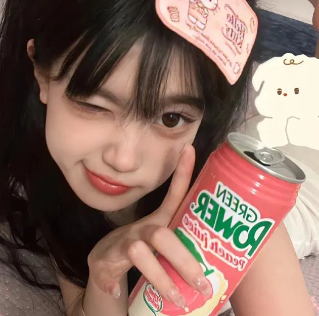 戴流苏耳环的少女